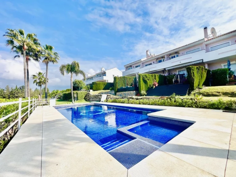 R5342323 | Townhouse in Estepona – 3 beds, 3 baths