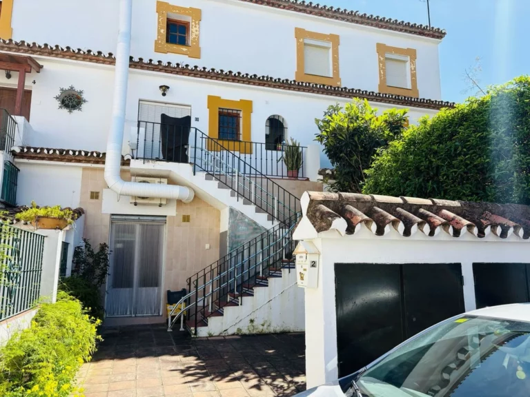 R5337346 | Townhouse in Estepona – 5 beds, 3 baths