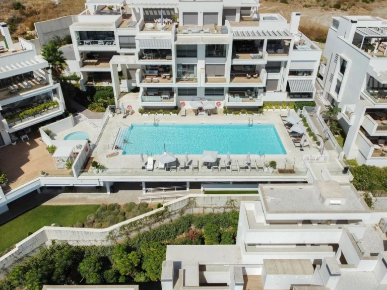 R5337811 | Top Floor Apartment in Estepona – 4 beds, 3 baths