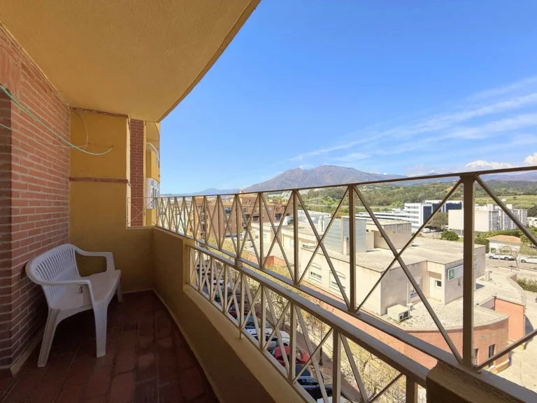 R5340925 | Middle Floor Apartment in Estepona – 4 beds, 2 baths