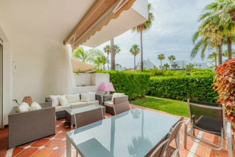R5337940 | Townhouse in Estepona – 4 beds, 4 baths
