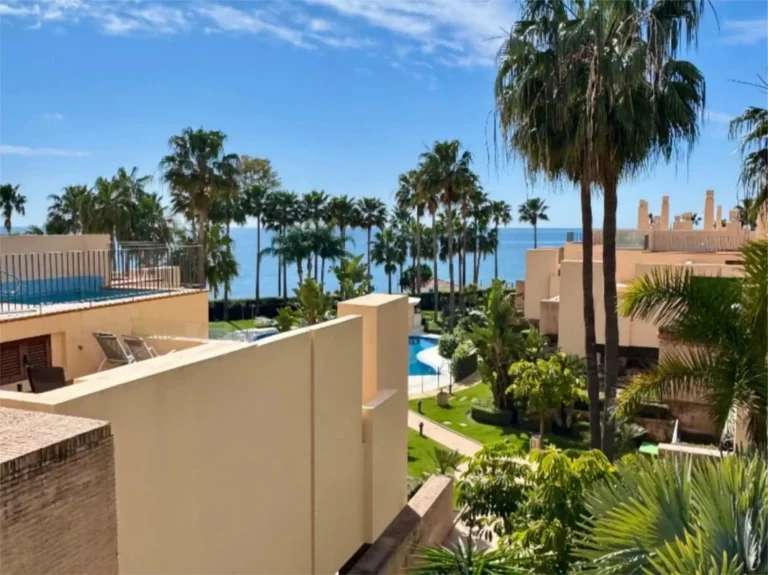 R5337472 | Middle Floor Apartment in Estepona – 3 beds, 2 baths