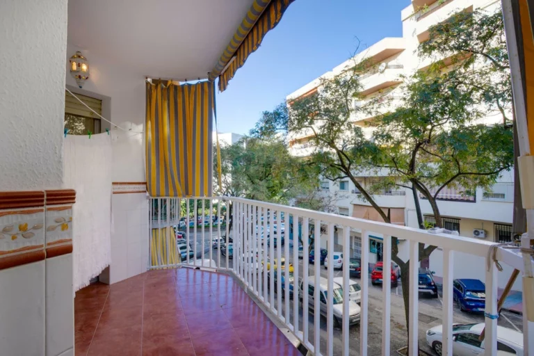 R5321530 | Middle Floor Apartment in Estepona – 4 beds, 2 baths