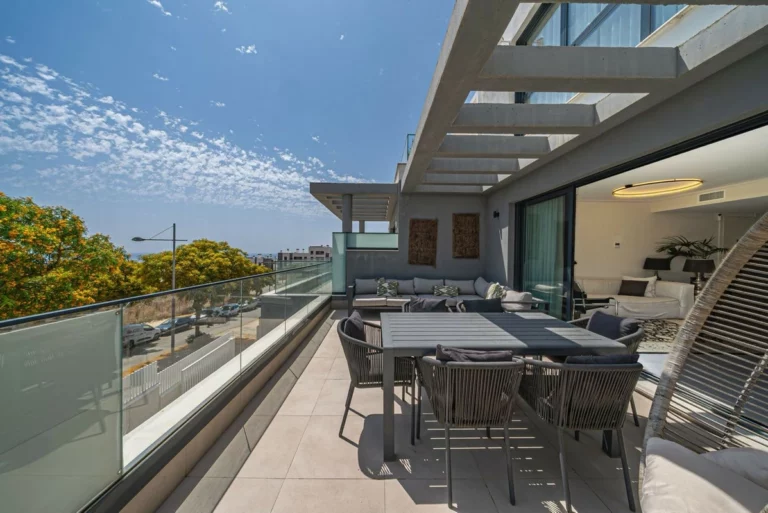 R5333317 | Middle Floor Apartment in Estepona – 3 beds, 2 baths