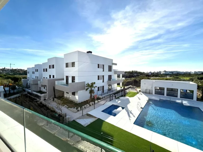 R5308570 | Middle Floor Apartment in Estepona – 2 beds, 2 baths