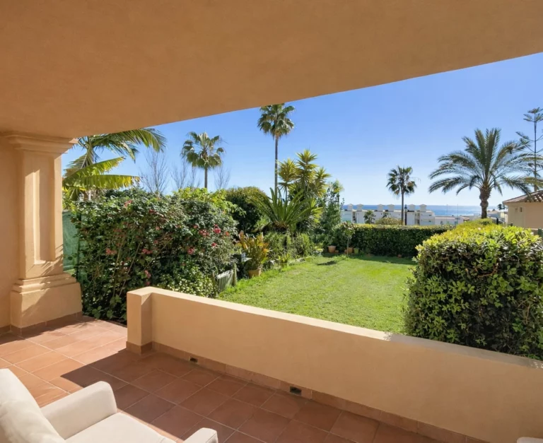 R5346043 | Townhouse in Estepona – 3 beds, 2.5 baths