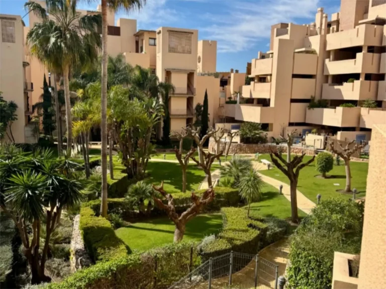 R5337472 | Middle Floor Apartment in Estepona – 3 beds, 2 baths