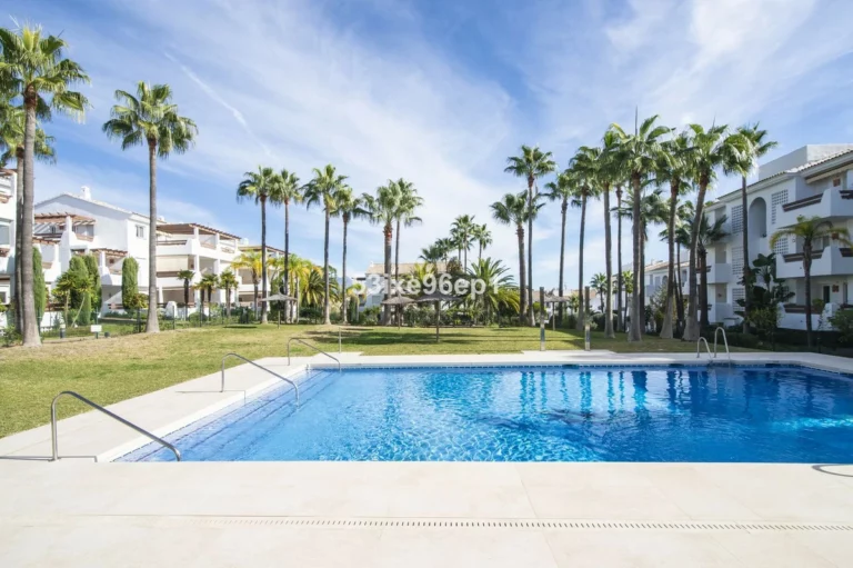 R5344054 | Middle Floor Apartment in Selwo – 3 beds, 2 baths