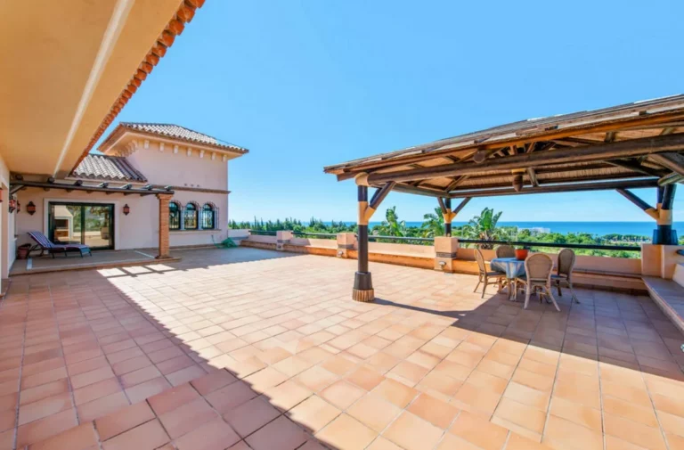 R5361265 | Detached Villa in Estepona – 6 beds, 5 baths