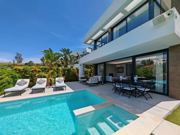 R5367400 | Detached Villa in Estepona – 5 beds, 4 baths