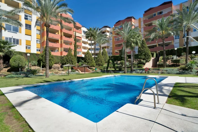 R5336869 | Penthouse in Estepona – 2 beds, 2 baths