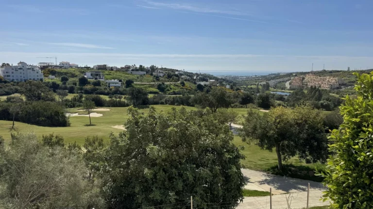 R5351503 | Middle Floor Apartment in Estepona – 2 beds, 2 baths