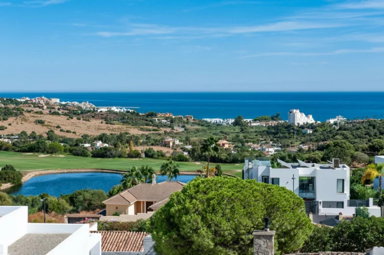 R5179681 | Top Floor Apartment in Estepona – 2 beds, 2 baths