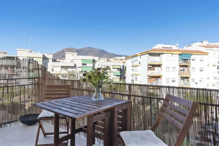 R5292787 | Middle Floor Apartment in Estepona – 3 beds, 1 baths