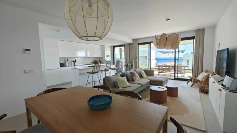 R5351626 | Middle Floor Apartment in Estepona – 4 beds, 2.5 baths