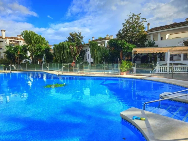 R5256355 | Ground Floor Apartment in Estepona – 2 beds, 1 baths