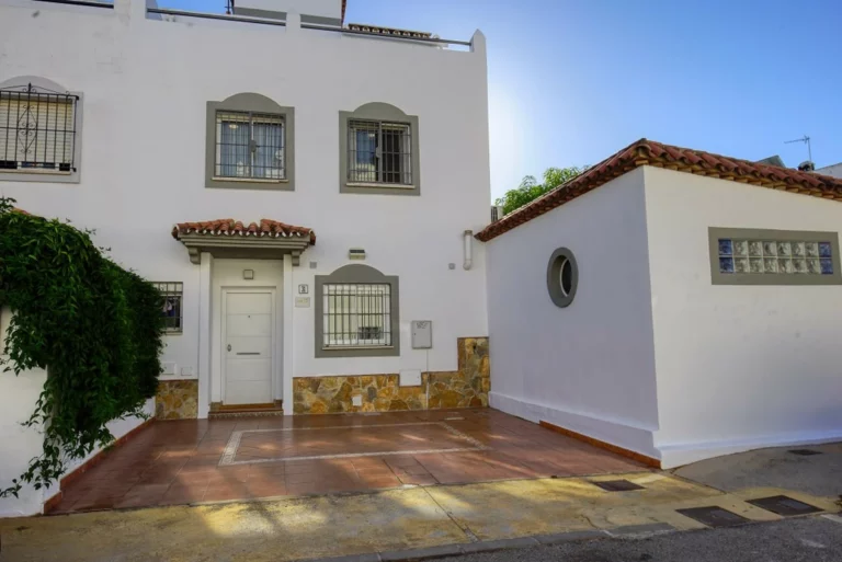 R5212228 | Townhouse in Estepona – 4 beds, 2.5 baths