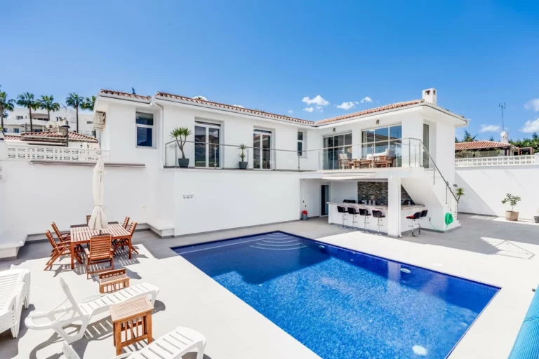 R5366626 | Detached Villa in Estepona – 4 beds, 4 baths