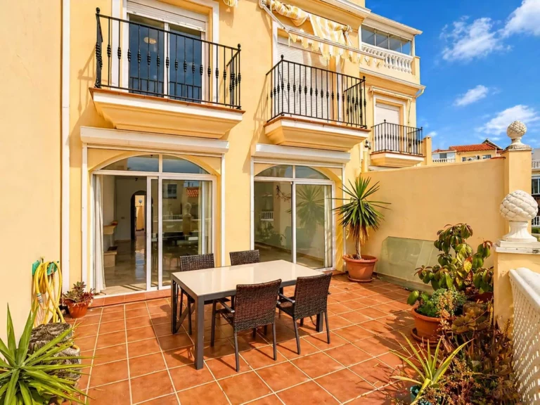 R5237233 | Townhouse in Estepona – 3 beds, 3 baths