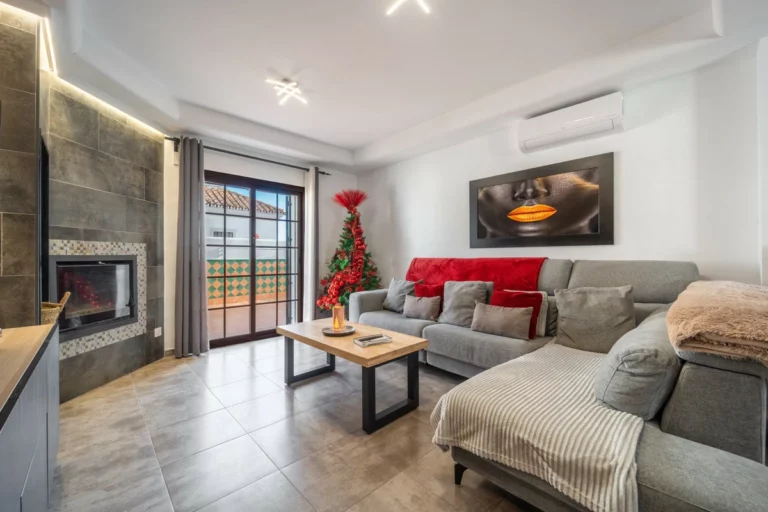 R5274613 | Semi-Detached House in Estepona – 3 beds, 4 baths