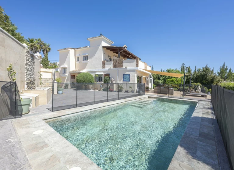 R5351197 | Detached Villa in Estepona – 6 beds, 5 baths