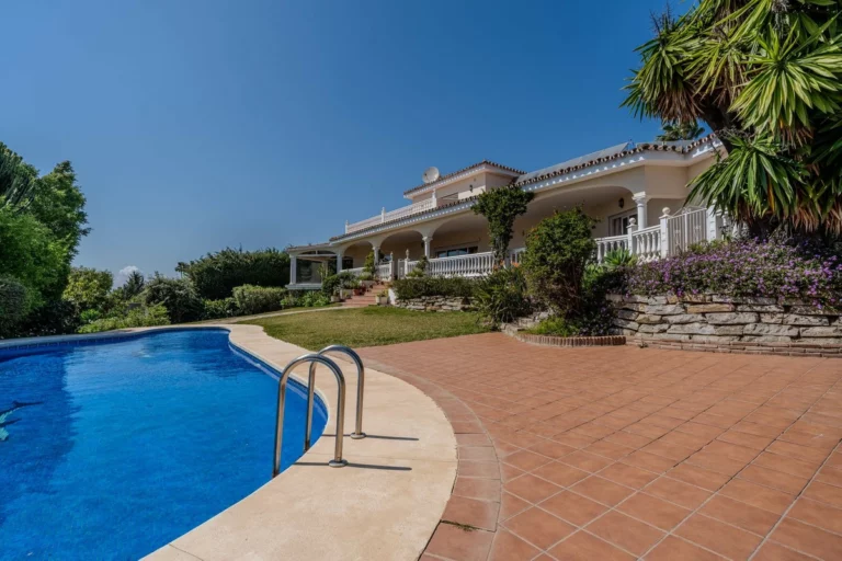 R5348803 | Detached Villa in El Paraiso – 5 beds, 4 baths
