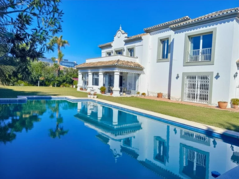 R5357473 | Detached Villa in Estepona – 4 beds, 4 baths