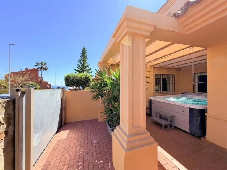 R5358001 | Townhouse in Estepona – 3 beds, 3 baths
