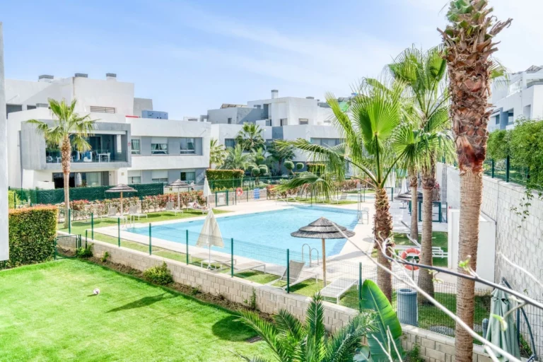 R5358331 | Middle Floor Apartment in Estepona – 2 beds, 2 baths