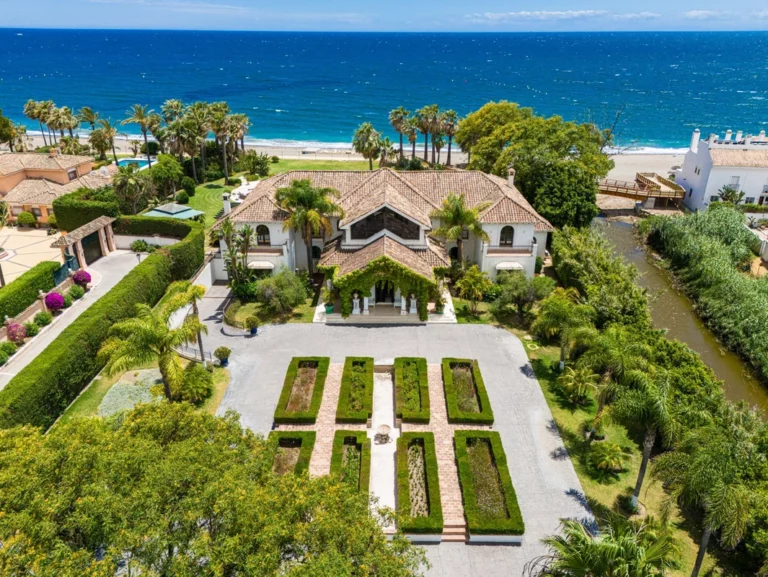 R5322793 | Detached Villa in Estepona – 9 beds, 8.5 baths