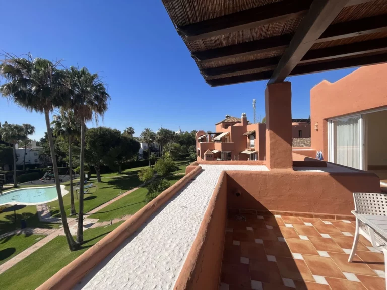 R4789078 | Middle Floor Apartment in Estepona – 3 beds, 3 baths