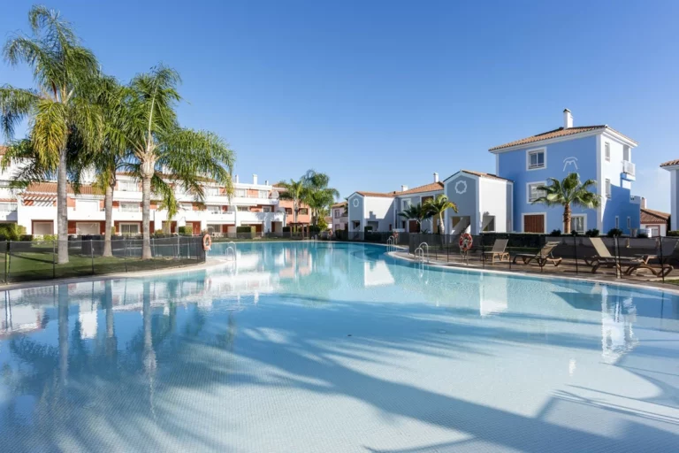 R5361883 | Ground Floor Apartment in Estepona – 2 beds, 2 baths