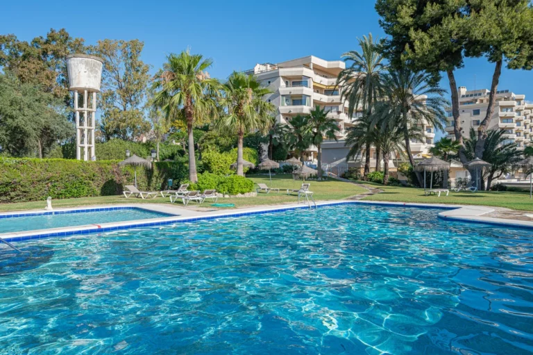 R5366689 | Middle Floor Apartment in Estepona – 2 beds, 3 baths