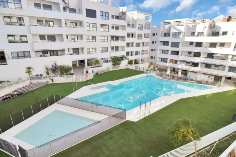 R5171215 | Middle Floor Apartment in Estepona – 2 beds, 2 baths