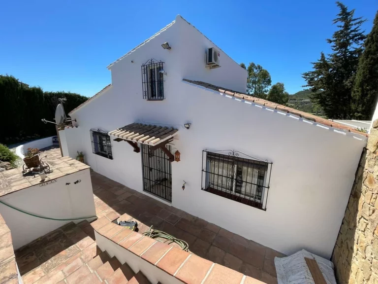 R5335219 | Detached Villa in Estepona – 3 beds, 3 baths