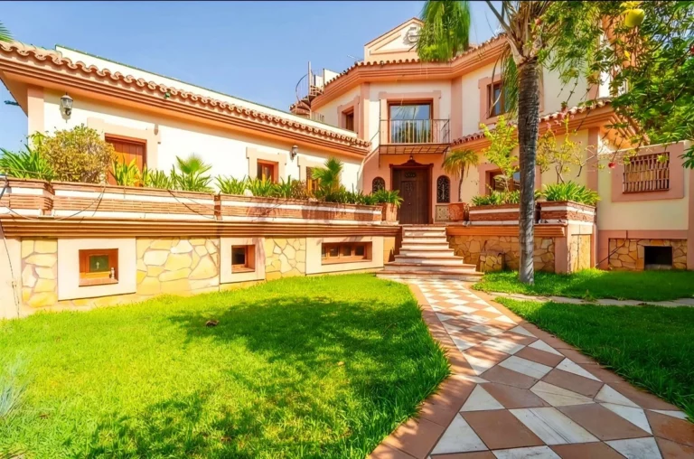 R5358481 | Detached Villa in Estepona – 5 beds, 5 baths