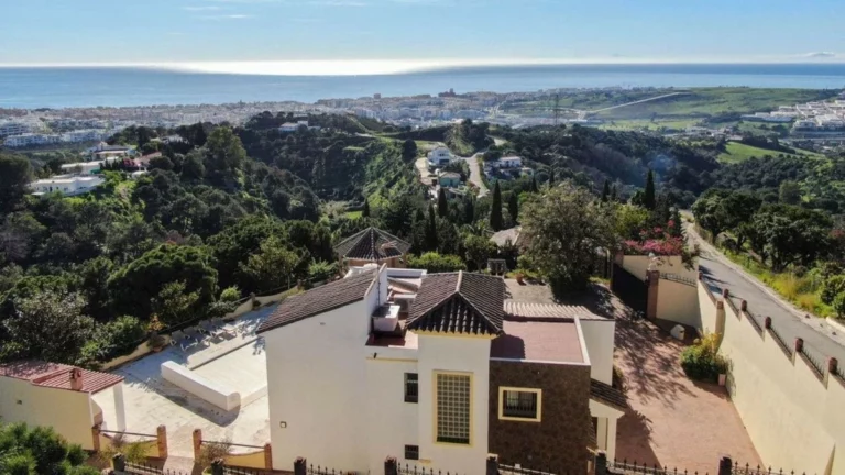 R5361070 | Detached Villa in Estepona – 6 beds, 3 baths