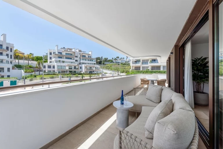 R5356684 | Middle Floor Apartment in Estepona – 3 beds, 2 baths