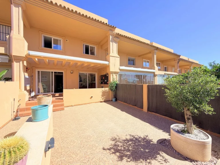 R5358001 | Townhouse in Estepona – 3 beds, 3 baths