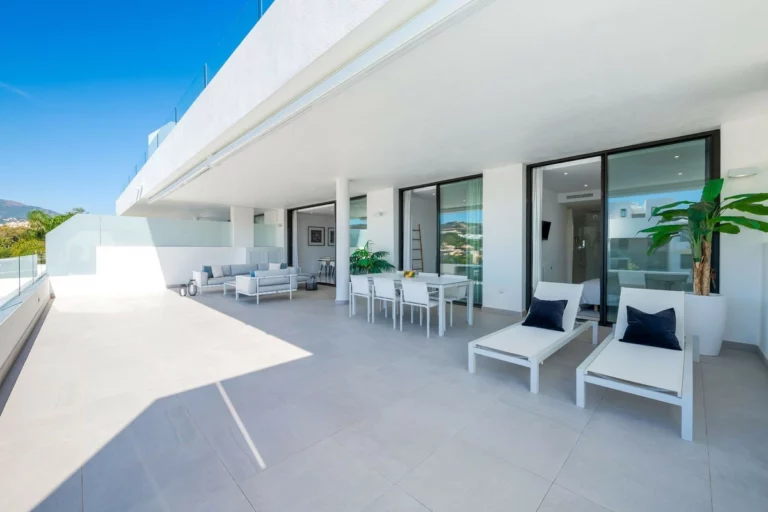 R5139946 | Middle Floor Apartment in Estepona – 2 beds, 2 baths