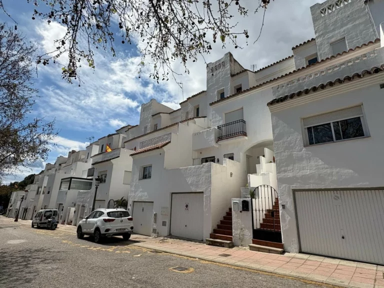 R5355109 | Townhouse in Estepona – 4 beds, 2 baths