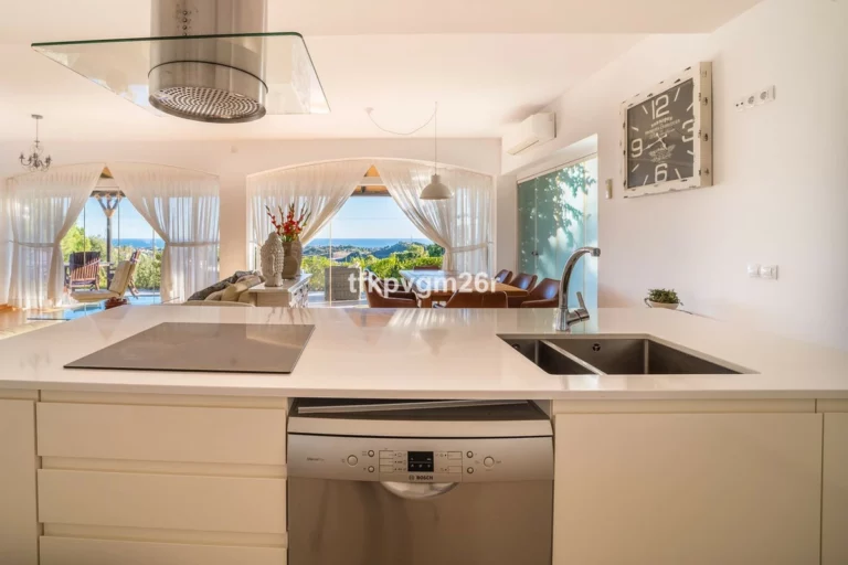 R5354326 | Detached Villa in Estepona – 7 beds, 7 baths