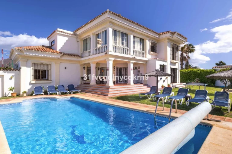 R5017291 | Detached Villa in Estepona – 5 beds, 3 baths