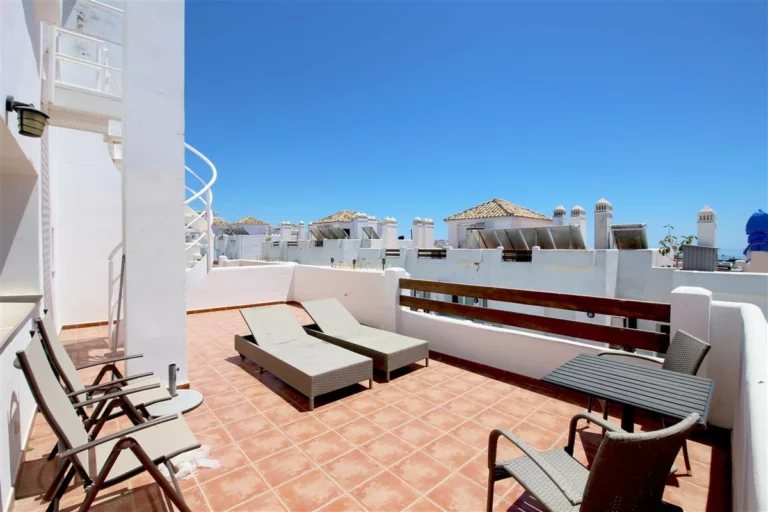 R5358634 | Penthouse in Estepona – 2 beds, 2 baths