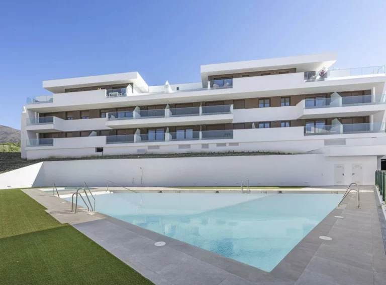 R5202040 | Middle Floor Apartment in Estepona – 3 beds, 3 baths