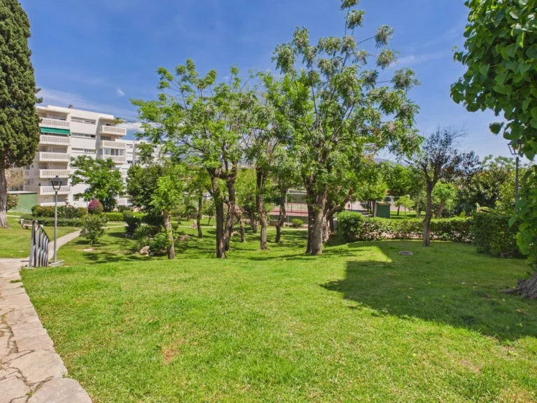R5379004 | Middle Floor Apartment in Estepona – 3 beds, 1 baths