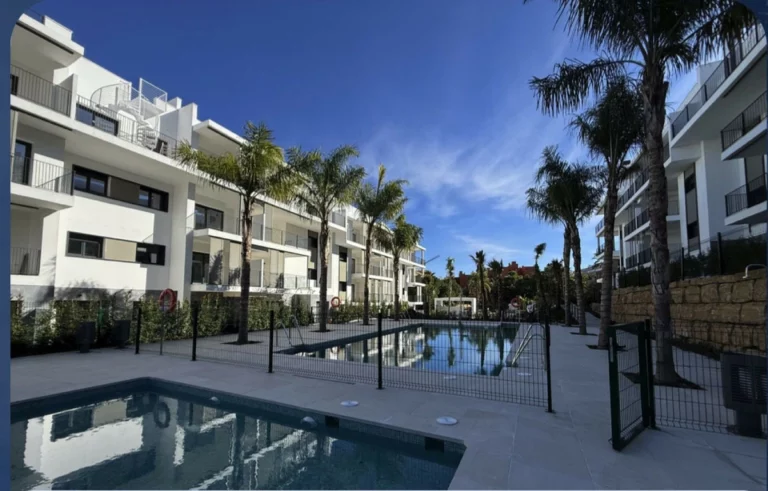 R5371816 | Middle Floor Apartment in Estepona – 3 beds, 2 baths