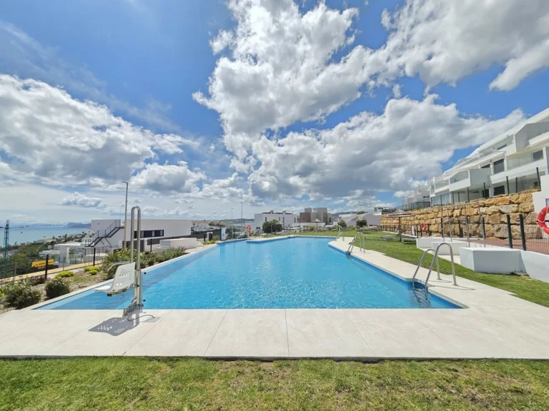 R5366644 | Middle Floor Apartment in Estepona – 3 beds, 2.5 baths