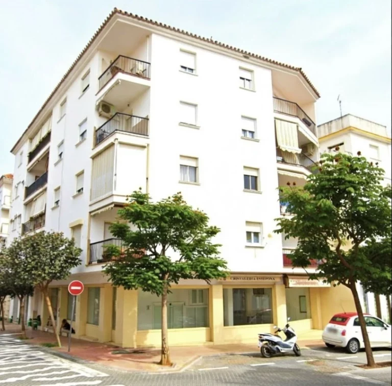 R5304985 | Middle Floor Apartment in Estepona – 3 beds, 1 baths
