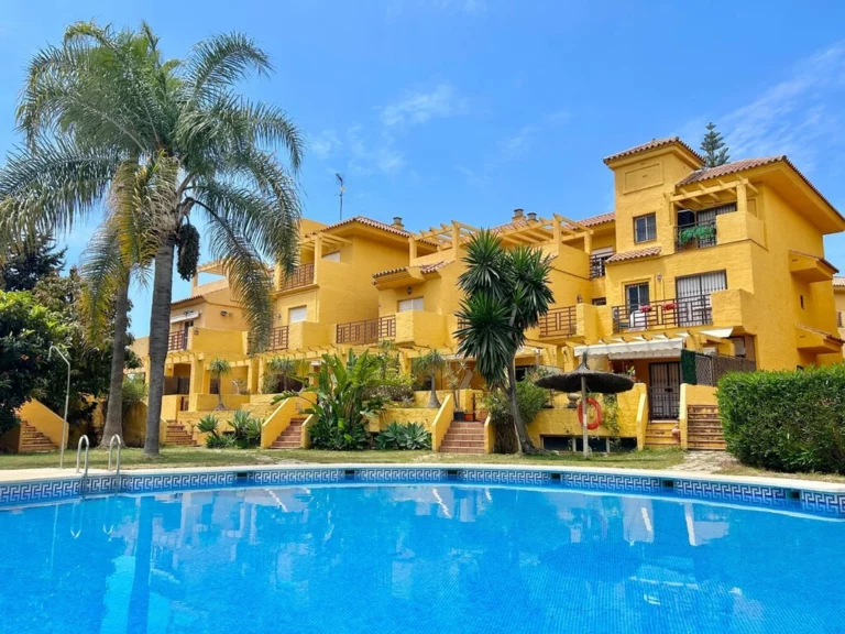 R5378695 | Semi-Detached House in Estepona – 4 beds, 2.5 baths